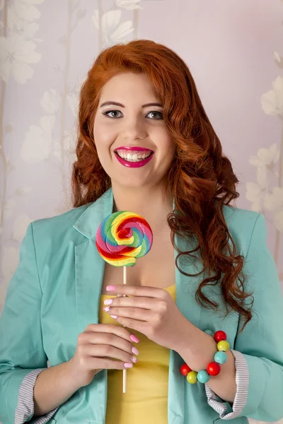 Bir lolipop candy ile güzel kızıl saçlı kız — Stok fotoğraf