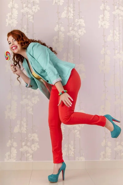 Schöne rothaarige Mädchen mit einem Lutscher Süßigkeiten — Stockfoto