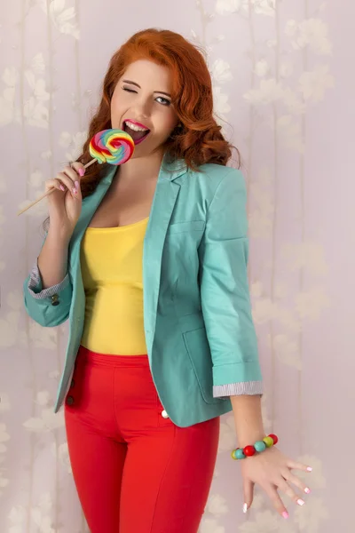 Mooi roodharig meisje met een lolly snoep — Stockfoto