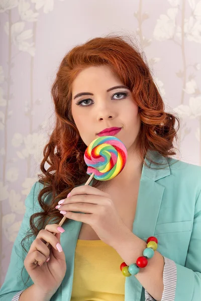 Menina ruiva bonita com um doce pirulito — Fotografia de Stock