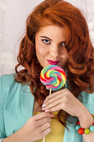 漂亮的红发女孩用棒棒糖糖果 — 图库照片