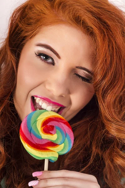 Menina ruiva bonita com um doce pirulito — Fotografia de Stock