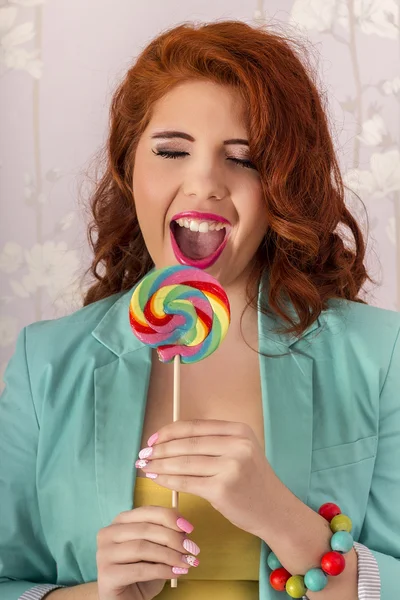 棒付きキャンディーと美しい赤毛の女の子 — ストック写真