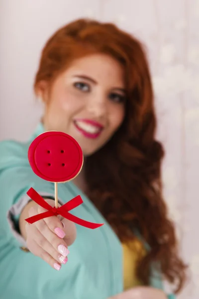 Mooi roodharig meisje met een lolly snoep — Stockfoto