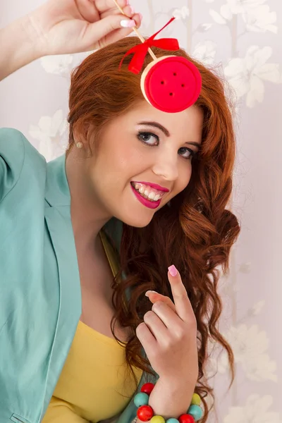 Hermosa chica pelirroja con un caramelo piruleta — Foto de Stock