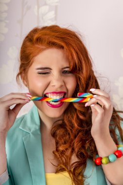 şeker çubuğu ısırma güzel kızıl saçlı kız