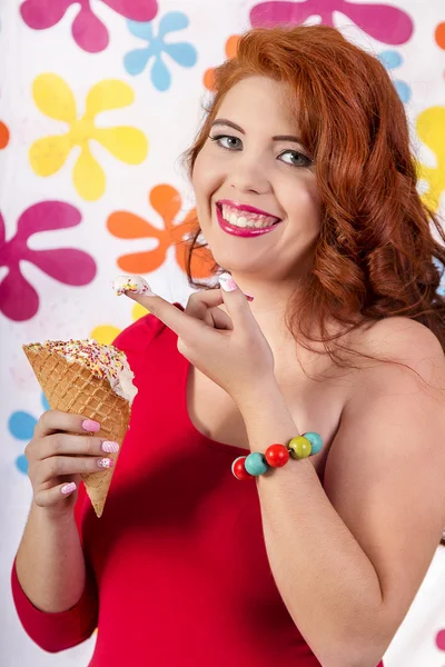 Hermosa pelirroja usando ropa colorida sosteniendo un helado —  Fotos de Stock