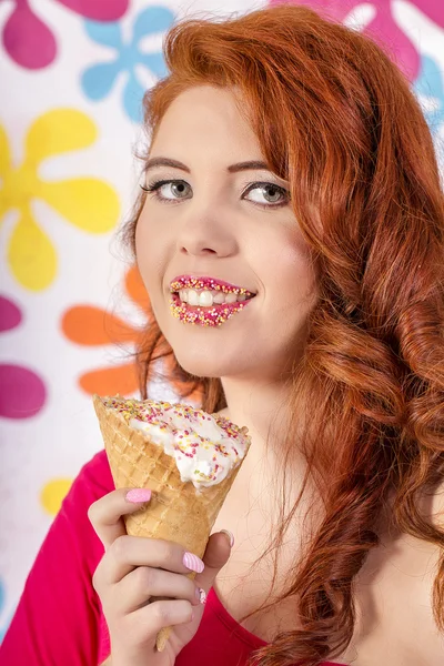 Schöne rothaarige Mädchen tragen bunte Kleidung hält ein Eis — Stockfoto