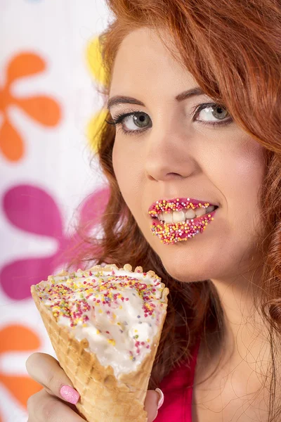 Dondurma holding renkli giysili güzel kızıl saçlı kız — Stok fotoğraf