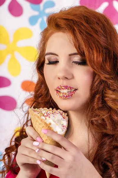 漂亮的红发女孩穿着鲜艳的服饰，拿着一份冰淇淋 — 图库照片