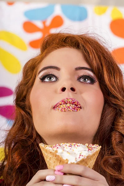 Dondurma holding renkli giysili güzel kızıl saçlı kız — Stok fotoğraf