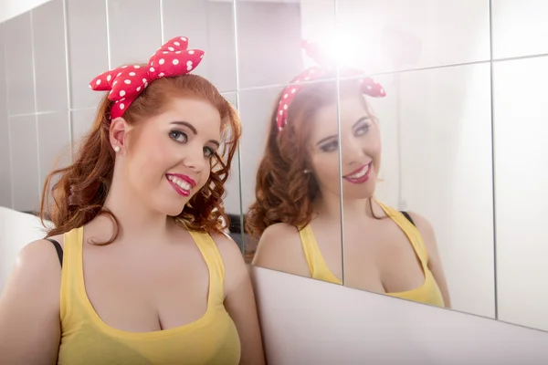 Belle fille rousse avec des vêtements colorés pinup — Photo