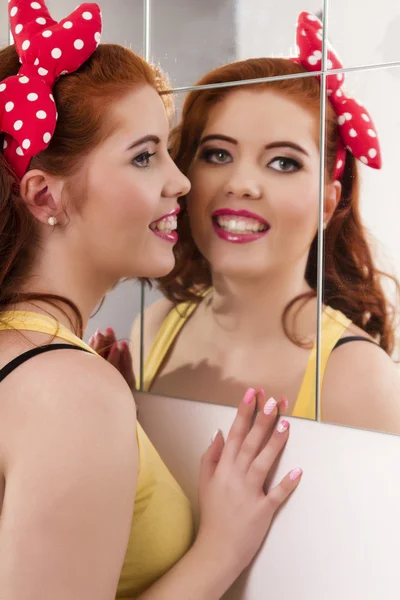 Renkli pinup elbise ile güzel kızıl saçlı kız — Stok fotoğraf