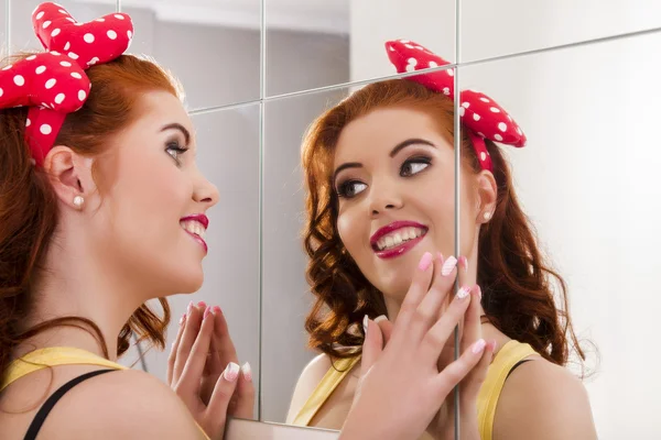 Belle fille rousse avec des vêtements colorés pinup — Photo