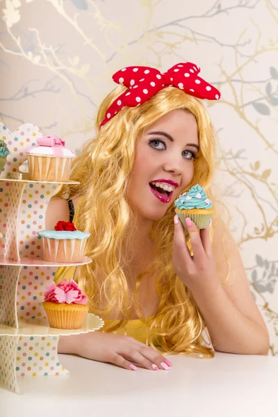 Güzel pinup Kızıl saçlı kız ile renkli kek — Stok fotoğraf