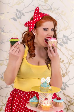 renkli cupcake tutarak güzel pinup Kızıl saçlı kız