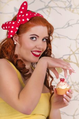 renkli cupcake tutarak güzel pinup Kızıl saçlı kız