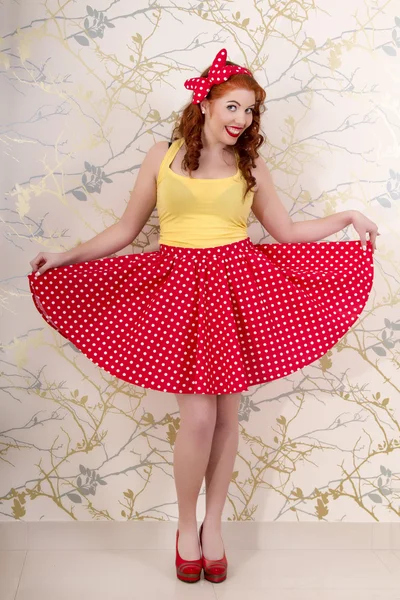 Mooie pinup roodharige meisje met rok — Stockfoto