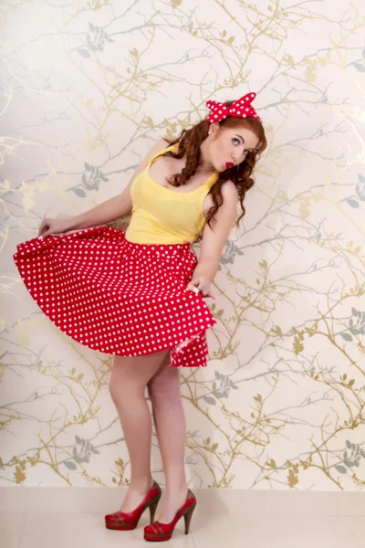 Krásný plakát rusovláska dívka s sukně — Stock fotografie