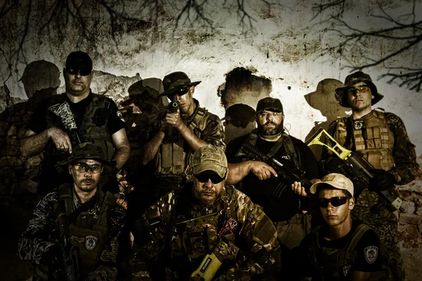 Grande equipe do grupo Airsoft posando em ação — Fotografia de Stock