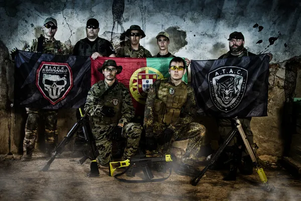 Grande equipe do grupo Airsoft posando em ação — Fotografia de Stock