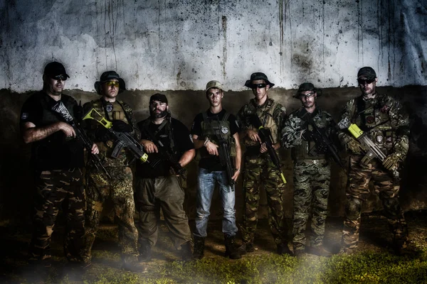 Stor airsoft ledningsgruppen poserar i aktion — Stockfoto