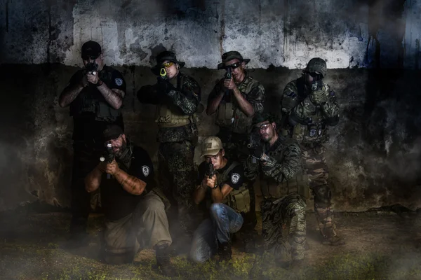 Grote airsoft groep team poseren in actie — Stockfoto