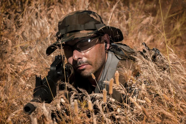 Membro da equipe Airsoft em ação diurna — Fotografia de Stock