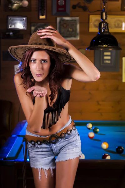 Schöne Cowgirl auf einem Snookerclub. — Stockfoto