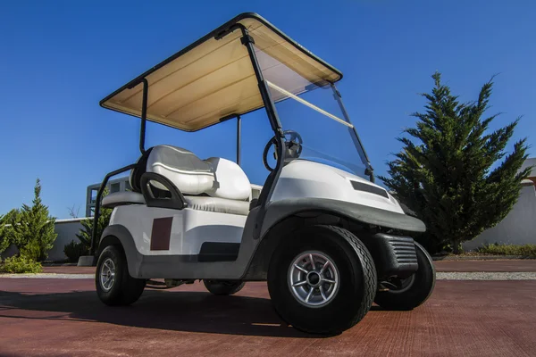 Golf cart bianco parcheggiato — Foto Stock