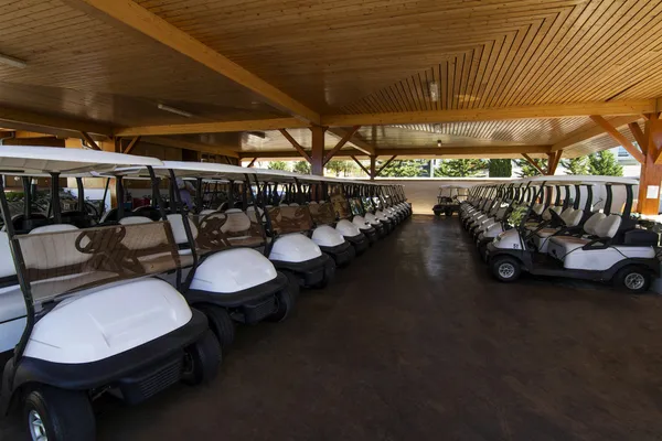 Viele weiße Golfwagen geparkt — Stockfoto