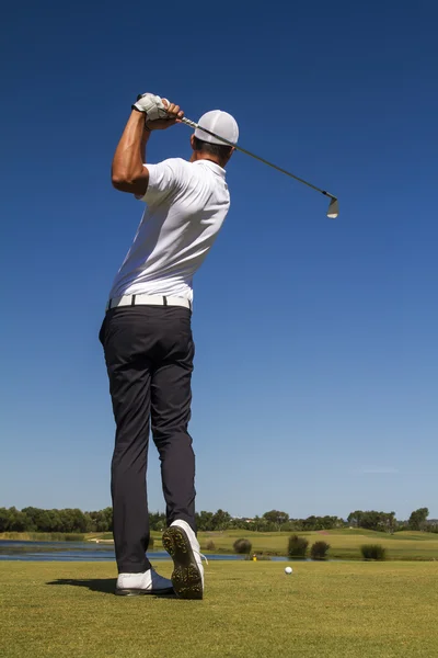 Golfspeler in een prachtige golfbaan — Stockfoto