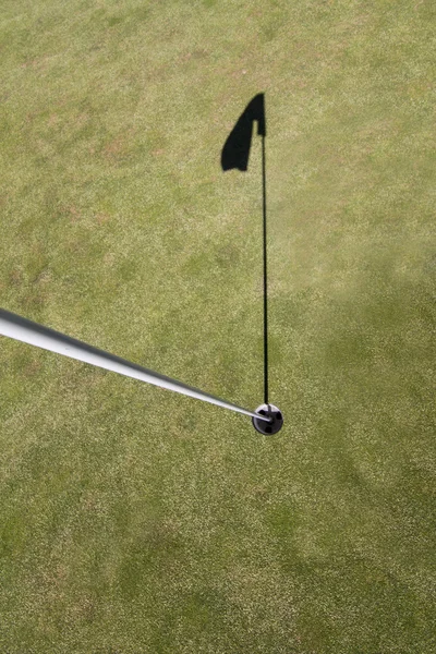 Bandera vista al hoyo de golf en un campo de golf — Foto de Stock