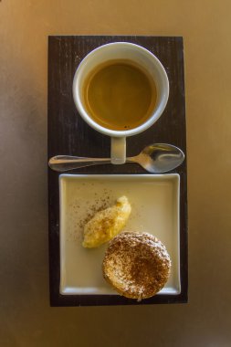 Portekizli kremalı tart ile kahve