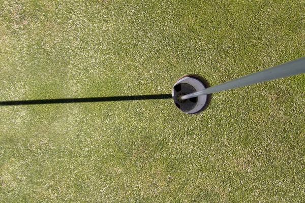 Bandera vista al hoyo de golf en un campo de golf — Foto de Stock