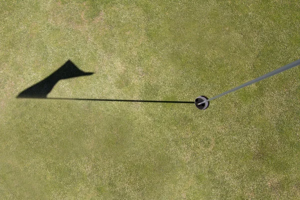 Bandeira vista buraco de golfe em um campo de golfe — Fotografia de Stock