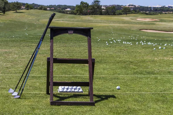 Golf clubs op een veld golfbaan — Stockfoto