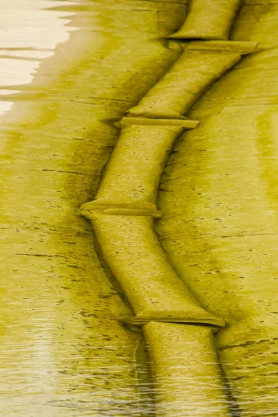 水の反射によって歪曲の水中管 — ストック写真
