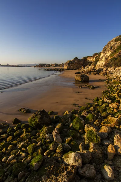 Stranden in de buurt van ferragudo, portugal — стокове фото