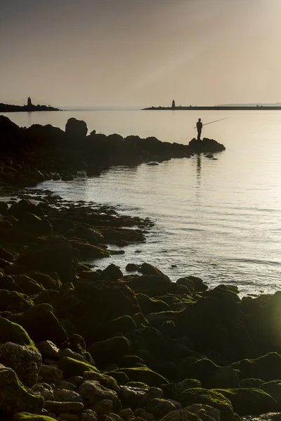 Stranden in de buurt van ferragudo, portugal. — Stockfoto