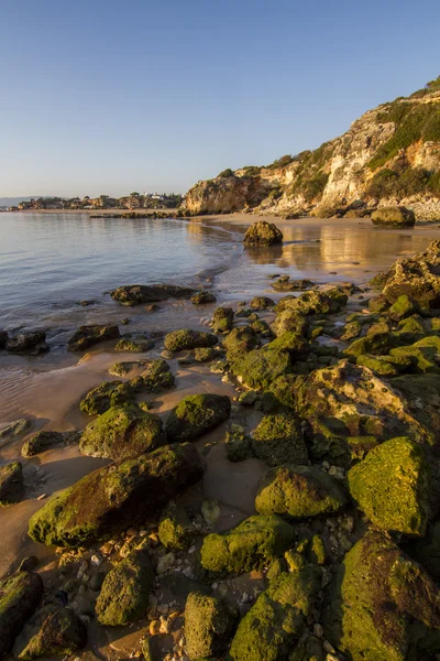 Stranden in de buurt van ferragudo, portugal. — Stockfoto