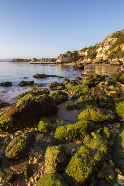 Strandok közelében ferragudo, Portugália. — Stock Fotó