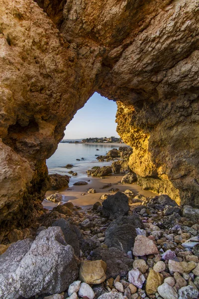 Stranden in de buurt van ferragudo, portugal. — Stockfoto