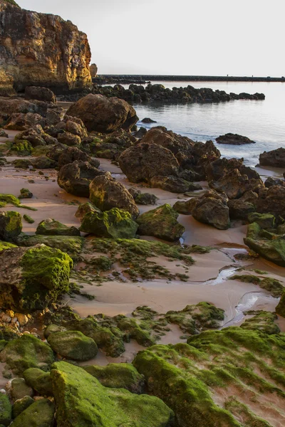 Stranden in de buurt van ferragudo, portugal. — стокове фото