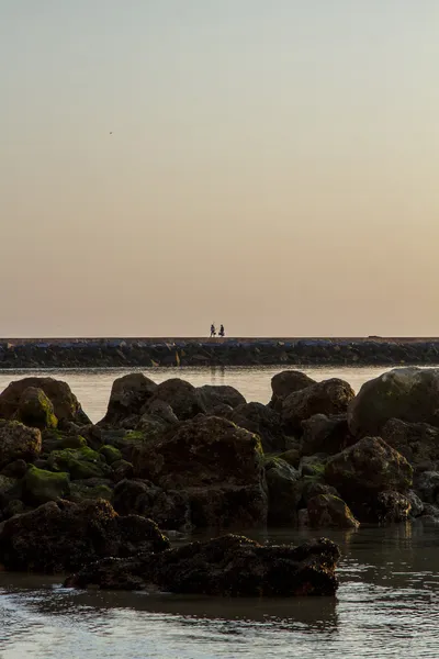 Jetée du brise-marée au coucher du soleil — Photo