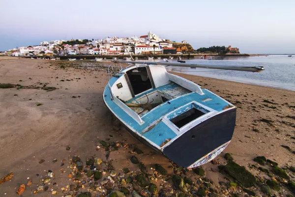 Schöne küstendorf ferragudo — Stockfoto