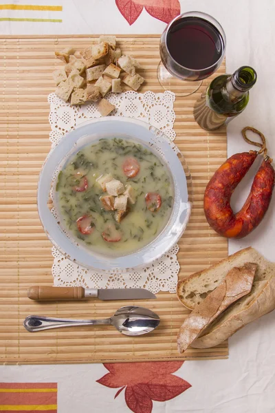 Soupe portugaise traditionnelle, appelée Caldo Verde — Photo