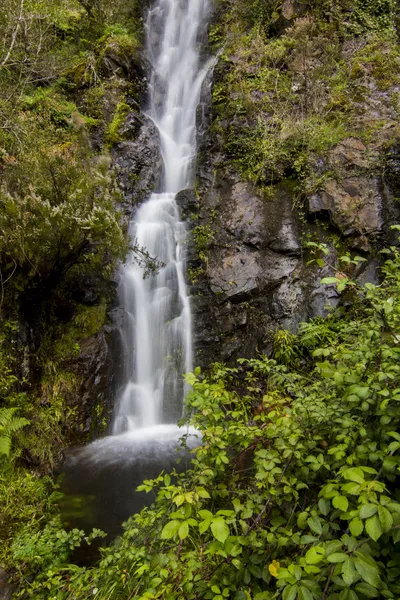 Pequeña cascada, situada en Monchique, Portugal — Foto de Stock