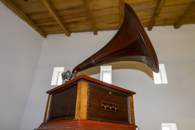 eski gramofon plak çalar