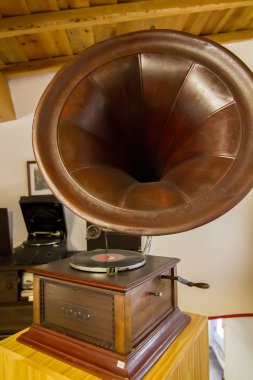 eski gramofon plak çalar